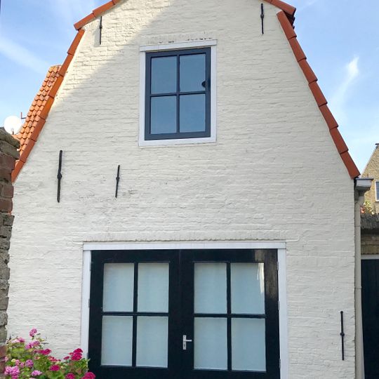 Pand met verdieping onder dwarsdak