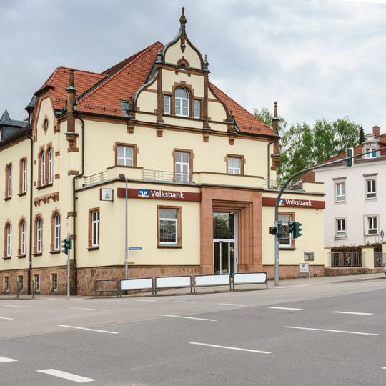 Ehemalige Post, jetzt Bankgebäude Ahnataler Platz 8
