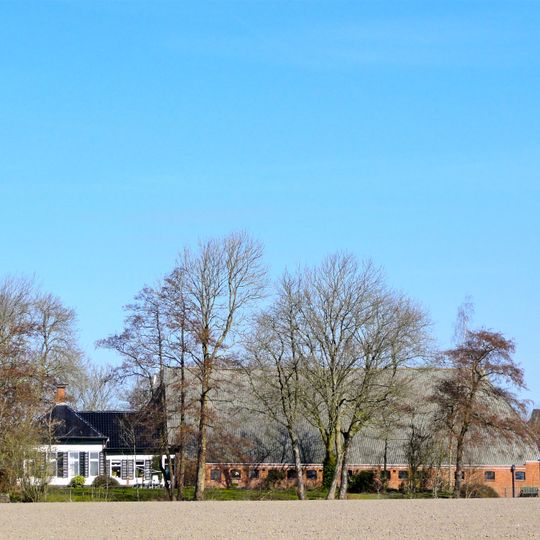 Dwarshuisboerderij met voorhuis onder schilddak met hoekschoorstenen met borden