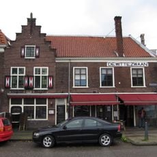 Hoekhuis met afgeschuinde hoek, lijstgevel uit laatst der 18e eeuw