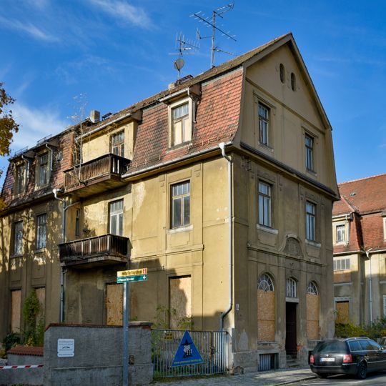 Wohn- und Geschäftshaus in halboffener Bebauung Mozartallee 143; 145