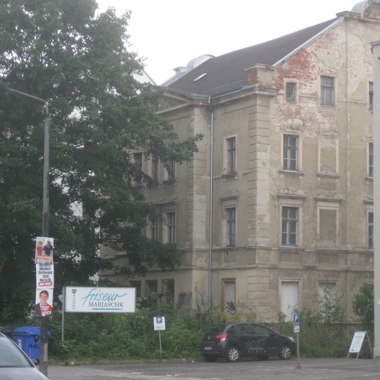 Mietshaus in offener Bebauung mit Hinterhaus und Vorgarten Straße der Nationen 43