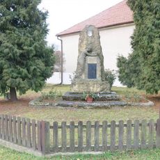 Pomník padlým na návsi v Jeviněvsi