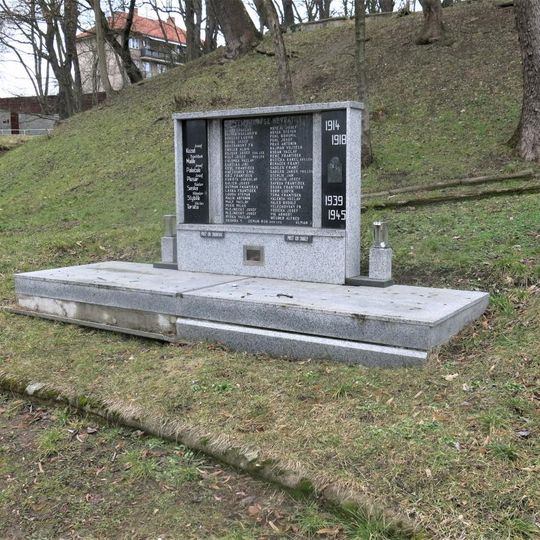 Pomník padlým pod kostelem v Rožďalovicích