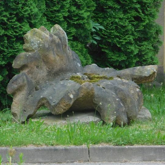 Plastika Květ v areálu Akademie ve Světlé nad Sázavou