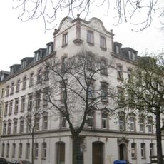 Mietshaus in geschlossener Bebauung in Ecklage, mit Vorgarten Hilbersdorfer Straße 32