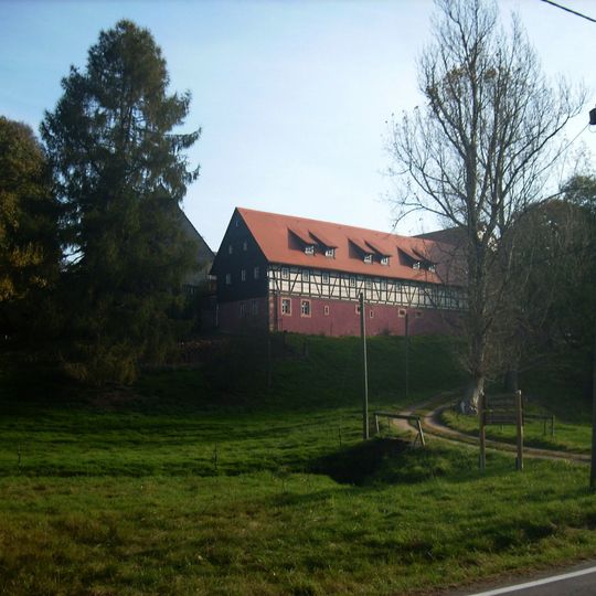 Wohnstallhaus und Seitengebäude eines Vierseithofes Hauptstraße 96; 98