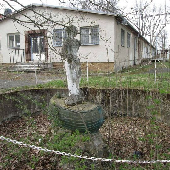 Socha v Poběžovicích ve vodní nádrži