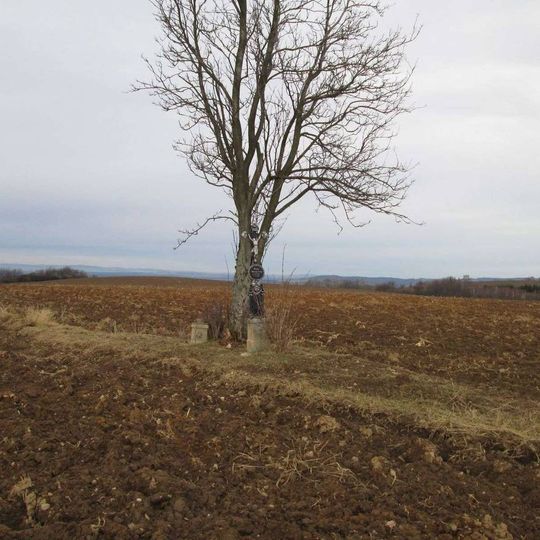 Kříž severně od Terezína v poli vlevo