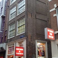 Hoekhuis met gevel onder rechte lijst