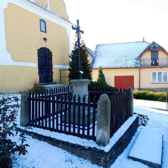 Kříž u kaple Panny Marie Bolestné v Rácově