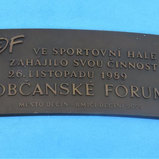 Pamětní deska listopadu 1989 na sportovní hale v Sládkově ulici v Děčíně