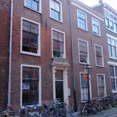 Pand met gevel met rechte kroonlijst