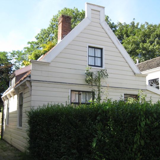 Houten huis met tuitgevel