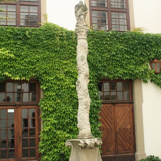 Mariánský sloup na nádvoří zámku v Mikulově