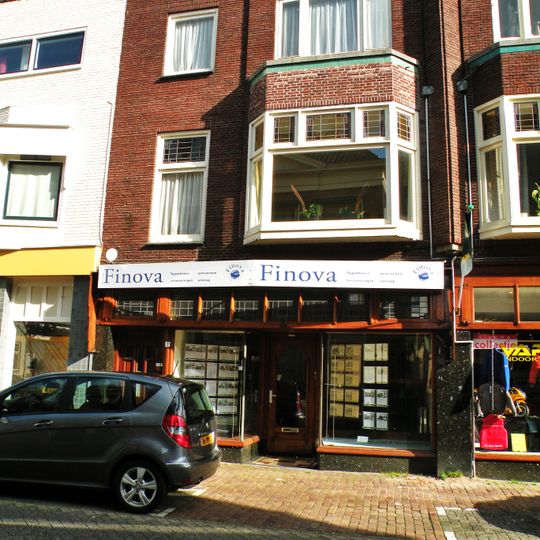 Twee winkelhuizen met twee bovenwoningen in Interbellum-stijl