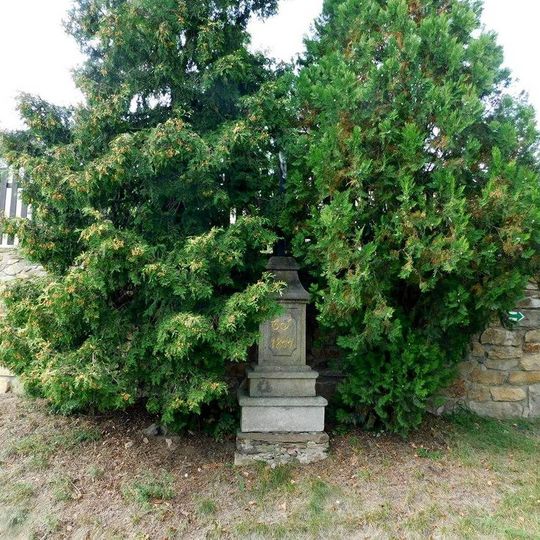 Kříž u čp. 9 ve Lhoticích