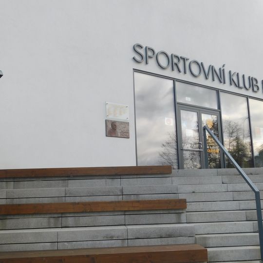 Pamětní deska obětí 2. světové války z řad sokolů na budově Sportovního klubu Hradčany