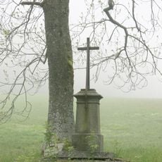 Kříž u domu 1516 nad silnicí z Hrabětic do Karlova