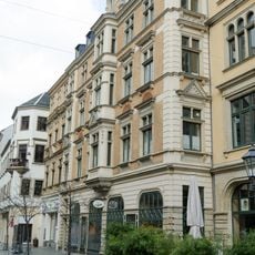 Wohn- und Geschäftshaus in geschlossener Bebauung Hauptstraße 2
