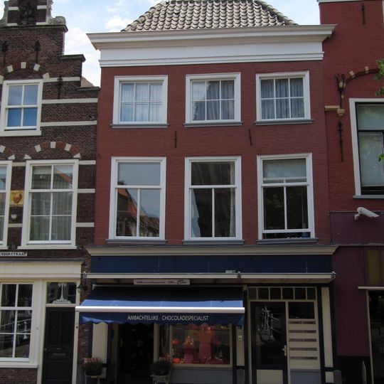 Pand onder dwars schilddak en met gepleisterde lijstgevel