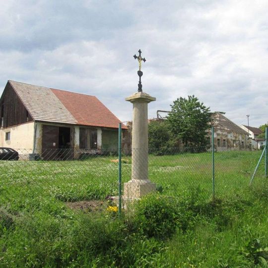 Kříž v Hněvnicích v zahradě