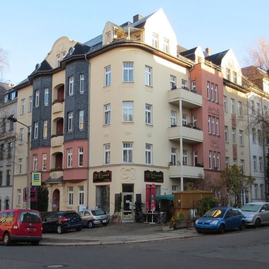 Mietshaus in geschlossener Bebauung in Ecklage teilweise mit Vorgarten Franz-Mehring-Straße 10
