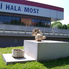 Kamenná plastika u sportovní haly v Mostě