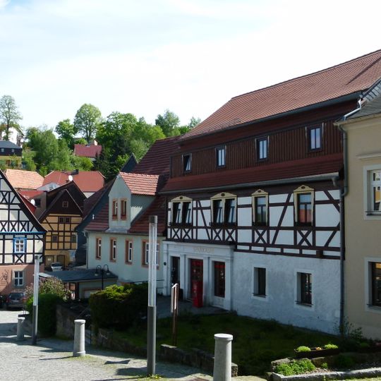 Wohnhaus in geschlossener Bebauung und dahinter liegendes Nebengebäude Markt 6
