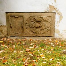 Náhrobník ve zdi kostela v Borovsku