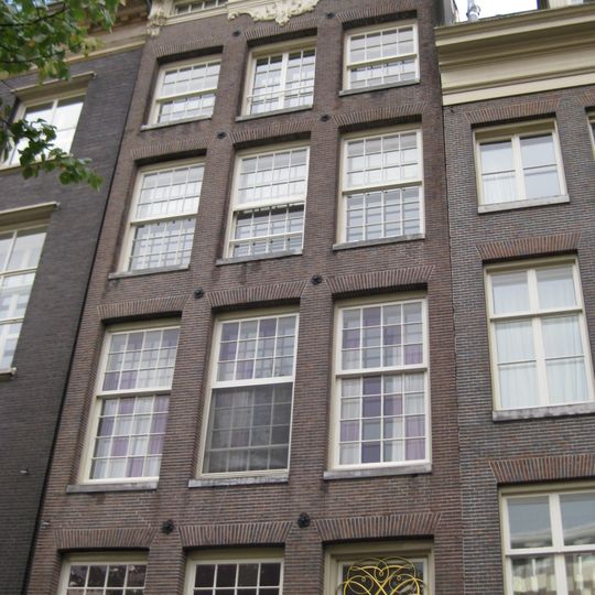 Pand met gevel onder verhoogde lijst met consoles, met fraai gesneden deur en deurkalf