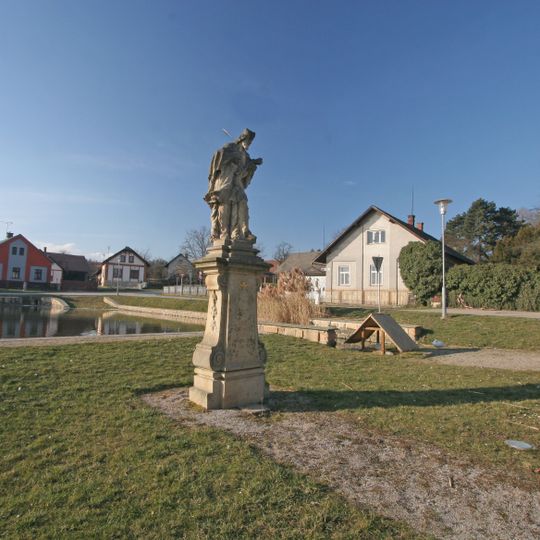 Socha svatého Jana Nepomuckého a soubor 4 soch alegorie ročních období