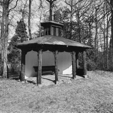 Oranjestein, drie priëlen, lattenbanken en vogelhuis