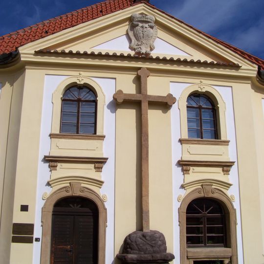 Kříž před Novým špitálem v Kostelci nad Černými lesy