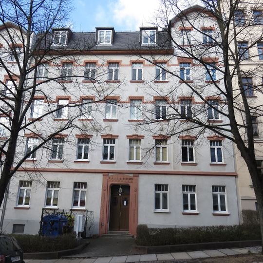 Mietshaus in geschlossener Bebauung mit Vorgarten Gneisenaustraße 9