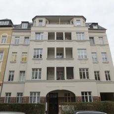 Mietshaus in geschlossener Bebauung konzipiert, mit Vorgarten Leonhardtstraße 30