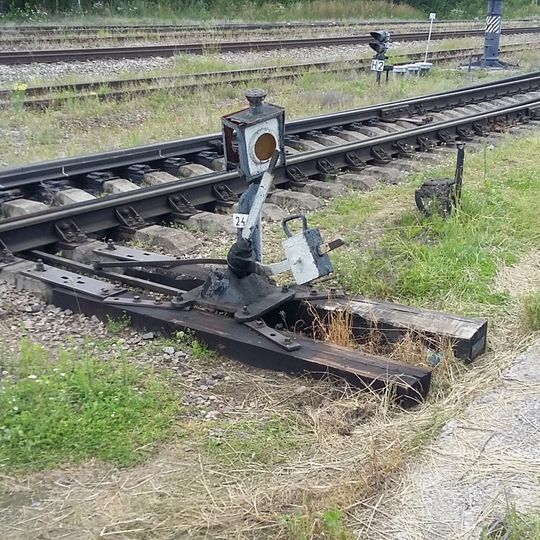 Действующий стрелочный перевод 1930-х гг. с флюгарками у стрелочного поста в западной горловине