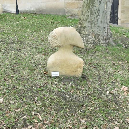 Kamenná plastika Občan města Ústí v zahradě rozhlasu v Ústí nad labem