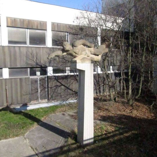 Socha u bazénu v Plzni na Slovanech