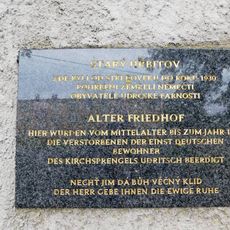 Pamětní deska připomínající starý hřbitov v Údrči