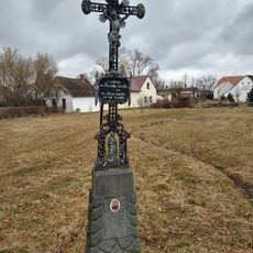 Kříž u vjezdu na náves