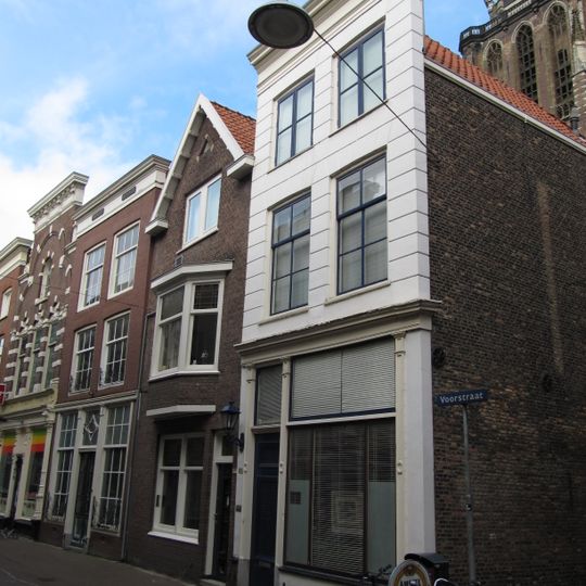 Hoekpand Driehuissteiger. Pand met eenvoudige in rustica-imitatie gepleisterde lijstgevel. Gevel aan de Voorstraatshaven onder rechte lijst