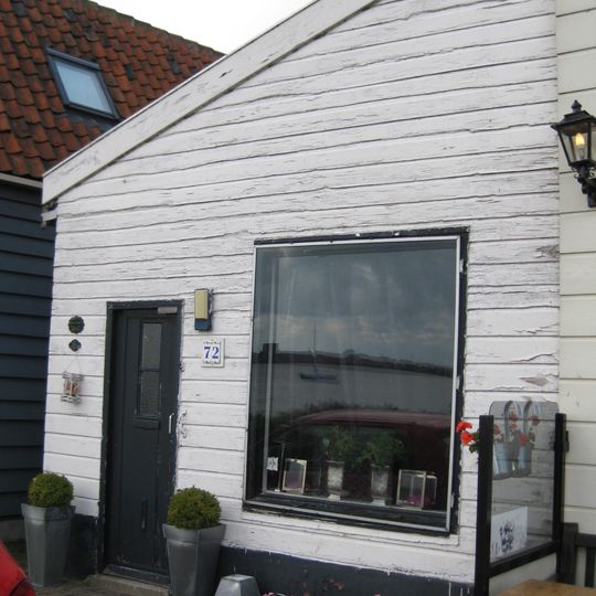 Houten huis met houtskelet, de voorste helft in de 19e eeuw met een verdieping verhoogd. Uitwendig aspect, met puntvormig voorschot, 19e-eeuws