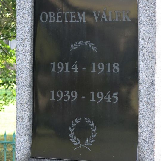 Pomník padlým na návsi v Lipenci