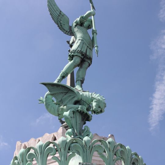 Statue de saint Michel terrassant le dragon