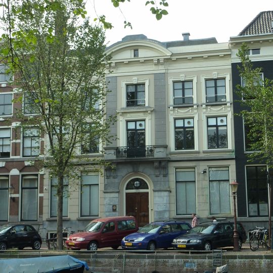 Dubbel huis met vrij rijk versierde lijstgevel in traditionele vormen
