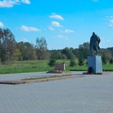 Памятник с фигурой партизана в полный рост (из бронзы и гранита) (Глумицы)