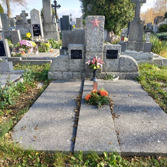 Hrob s pomníkem rudoarmějců