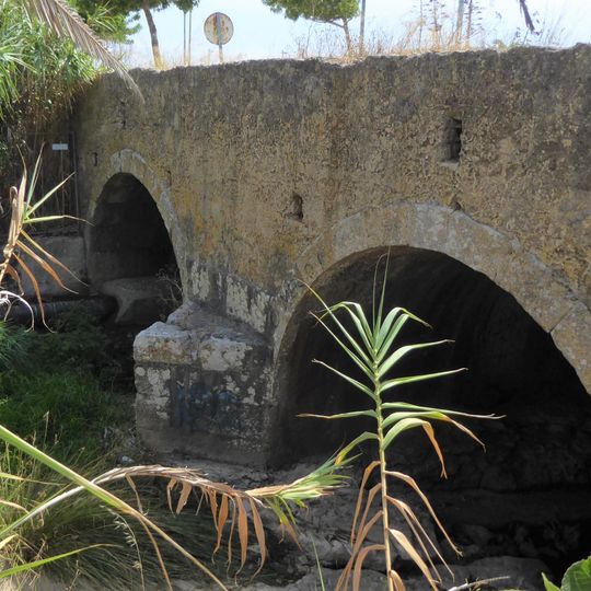 Ponte Filipina sobre a ribeira de Caparide
