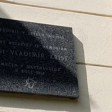 Pamětní deska Vladimíra Krista v areálu Přírodovědecké fakulty v Brně